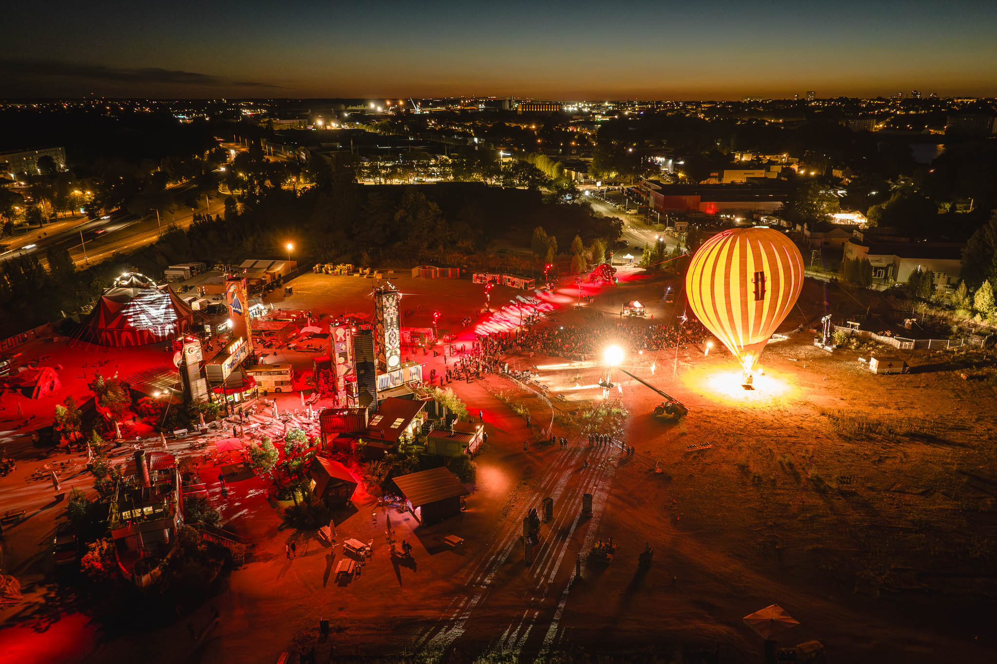 Vue aérienne du site de Transfert lors de l'envole d'une montgolfière à la soirée de clôture du festival